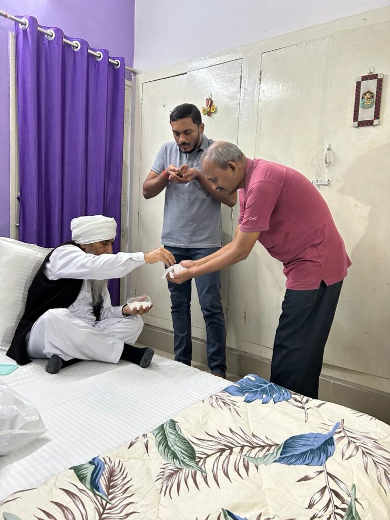 Sant Khem Singh a donné trois programmes de Satsang à Baroda et à l'Université M.S.